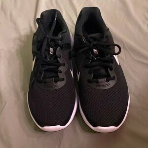 BLACK NIKE RUNNING SHOES